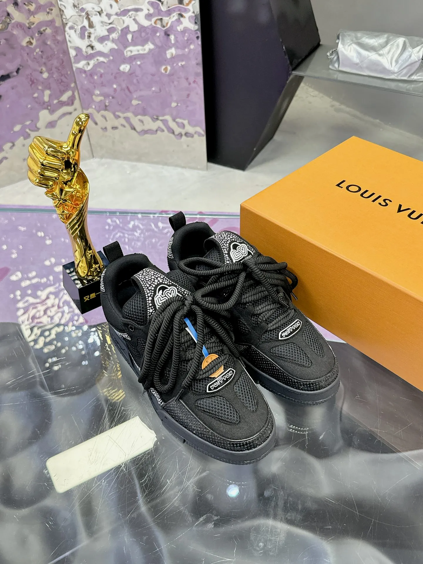 Men's shoes 💰900❤️❤️❤️ 𝙇𝙑 Bread shoes have added new colors 💓 Craftsmanship series 𝟐𝟎𝟐5/𝐒𝐒 𝐧𝐞𝐰 Louis Vuitton catwalk skate shoes are popular, LOUIS VUITTON Trainer is undoubtedly one of the most successful Sneakers launched by luxury brands, but the pace of exploration will not stop. LOUISVUITTON will also bring a new series of skateboard shoes in the spring of 2025. The new series in the picture returns to the 90s Chunky Skate Shoes look and feel. The uppers are made of leather and mesh. The fat silhouette and thick shoelaces are very eye-catching. It is expected to have quite a few colors like the Trainer. Judging from the previous DIOR show skate shoes, this chunky style may be even stronger next year. 💎 Size: Female 35-40 Male 39-46